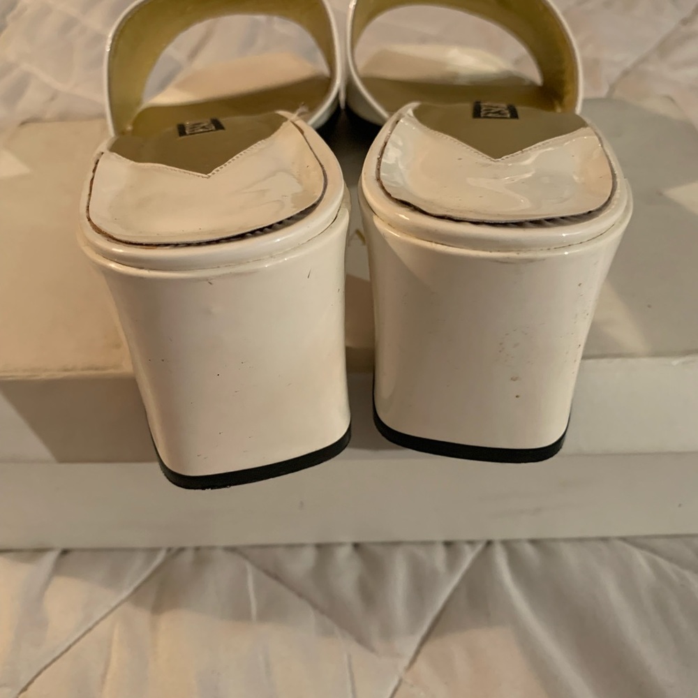 ESCADA WHITE PATENT LEATHER SANDALS. - Picture 3 of 6